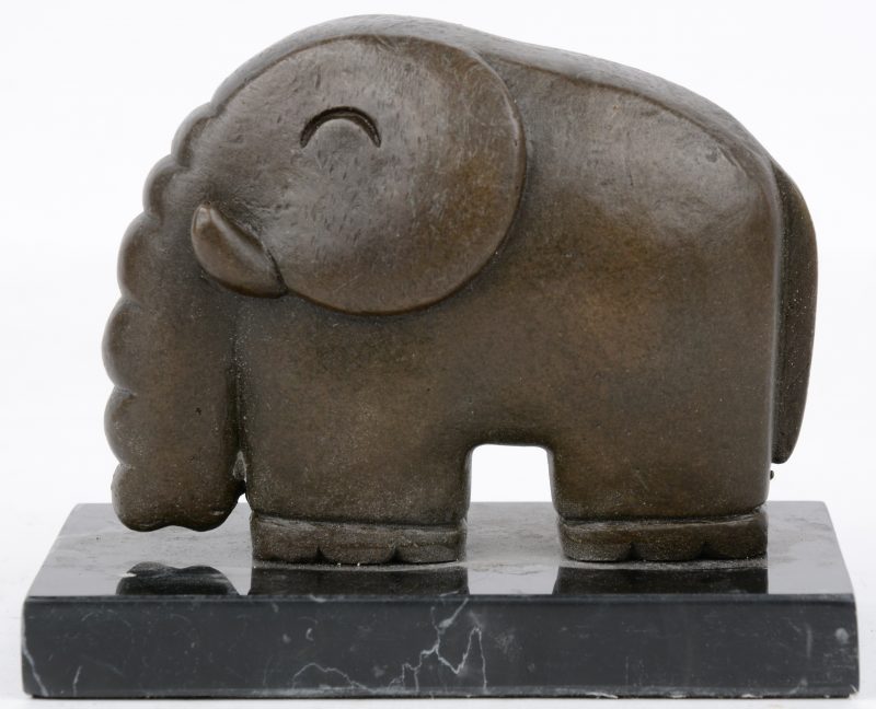 Een gestileerd bronzen olifantje op zwart marmeren sokkeltje.