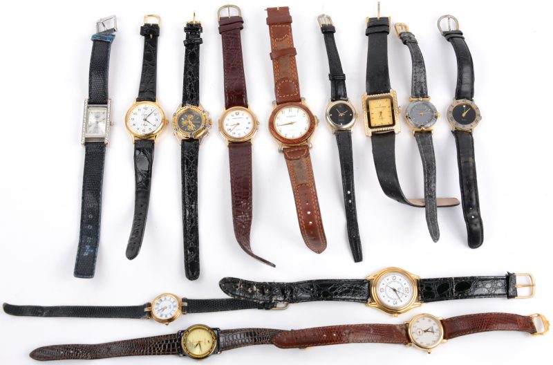 Een lot van dertien verschillende horloges met lederen polsband.