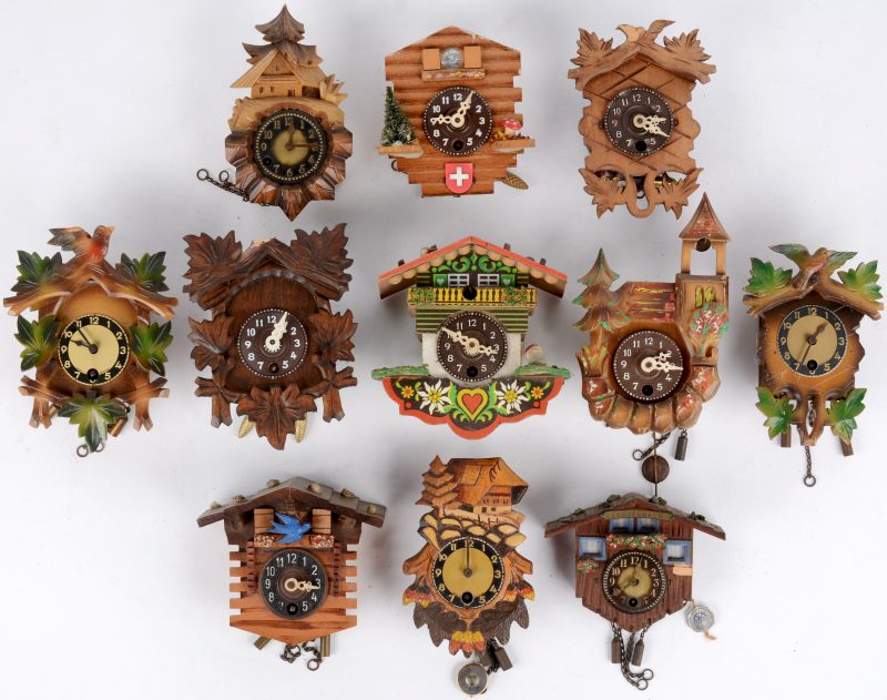 Een lot van elf kleine koekoeksklokjes van hout en kunststof waarvan vijf met slinger.