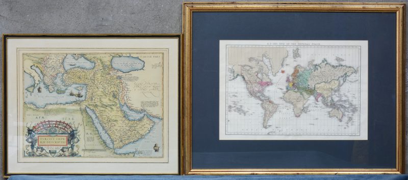 Twee kaarten in lijst:- “A.D. 1828. End of the General Peace”. Een kaart van Sidy. Hall Bury Strt. Bloomsby uit 1830.- “Turcici Imperii Descriptio”. Een reproductie van een kaart van Abraham Ortelius.