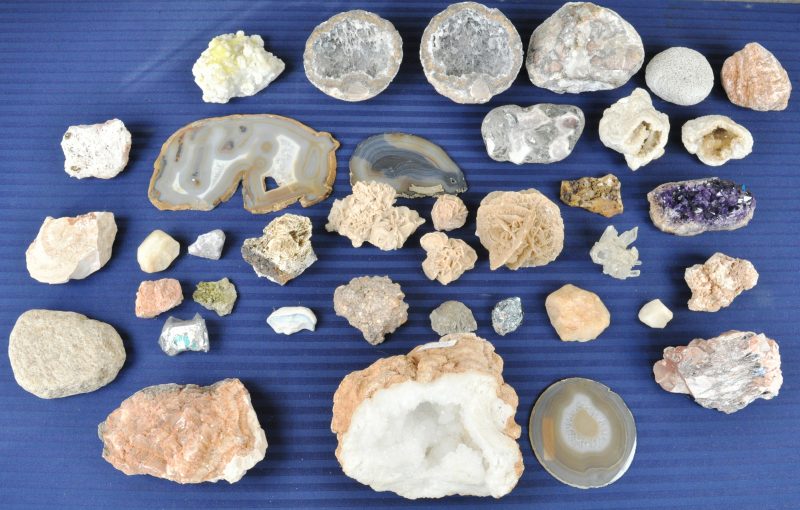 Een groot lot gesteenten en mineralen.
