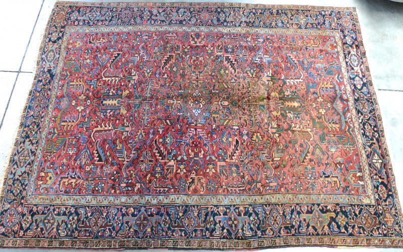 Een handgeknoopt Perzisch tapijt van wol en katoen.