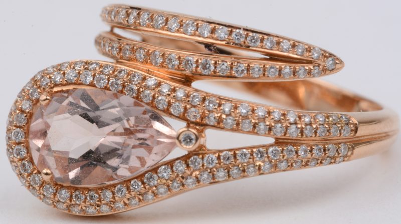 Een 18 karaats rooskleurige gouden ring bezet met diamanten met een gezamenlijk gewicht van ± 0,45 ct. en een druppelvormige morganite van 1,40 ct.