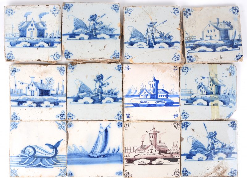 Een lot van twaalf aardewerken tegels met verschillende decors. Delft, XVIIIe & XIXe eeuw. Beschadigingen.