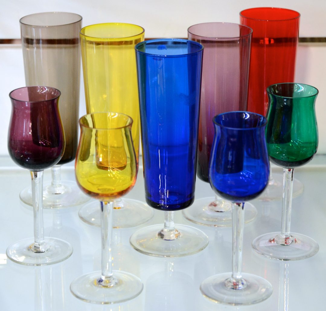 achterzijde Voetzool Hoeveelheid van Een lotje gekleurde glazen, bestaande uit vier borrelglaasjes en vijf hoge  glazen op voet. – Jordaens N.V. Veilinghuis