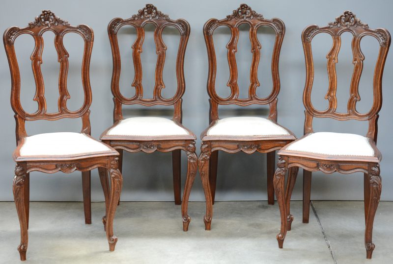 Een serie van vier Luikse stoelen van gesculpteerd hout. Recent opnieuw bekleed.