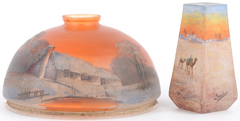 Een lot handbeschilderd glas, bestaande uit een vaasje uit Soedan en een lampekapje met glazen pegeltjes met een hoeve in het decor.