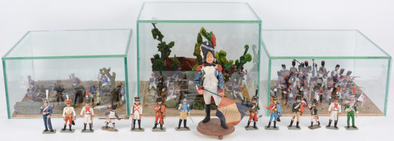 Een lot handgeschilderde soldaatjes uit de Napoleontische periode. Met drie diorama’s onder glas.