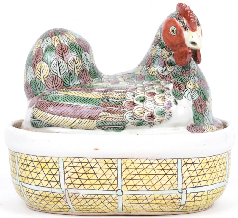 Een schaal van meerkleurig Chinees porselein in de vorm van een kip.