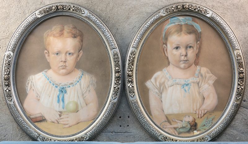 Een paar ovale kinderportretten. Pastel op papier. Gesigneerd en gedateerd 1889.