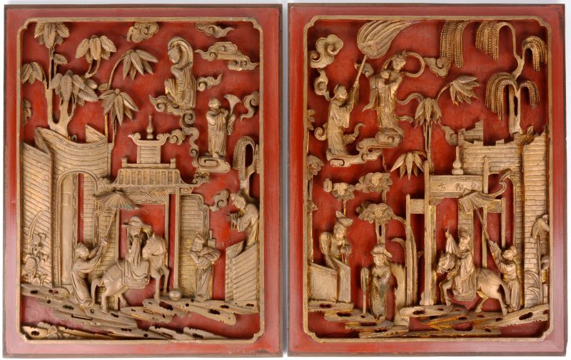 Een paar hoogreliëfs van verguld en roodgepatineerd hout met Chinese scènes.