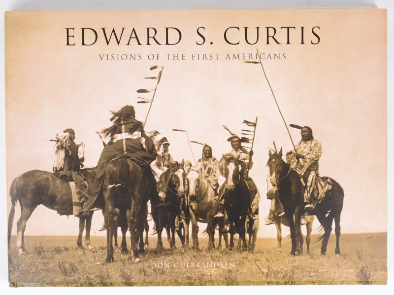 “Visions of the first Americans”. Een boek met foto’s van Edward S Curtis met tekst van Don Gulbransen. Chartwell books Inc, 2006.