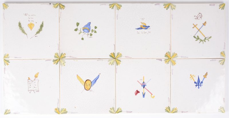 Een reeks van acht tegels van meerkleurig Frans aardewerk.