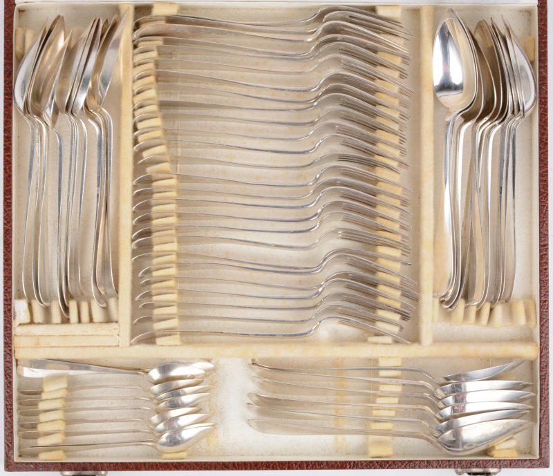 Een zilveren bestek, bestaande uit 26 vorken en 26 lepels en 10 koffielepels. Belgische keuren A2 800 ‰. 1869-1942. In Originele doos.