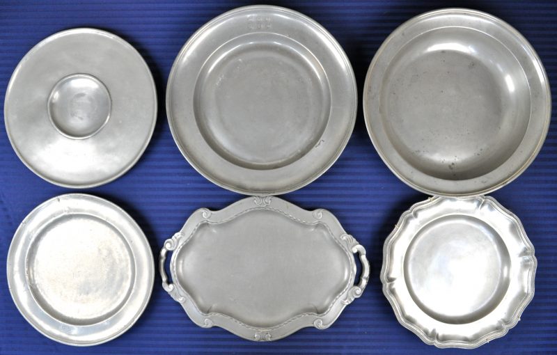 Lot tin bestaande uit: drie grote borden en drie schotels