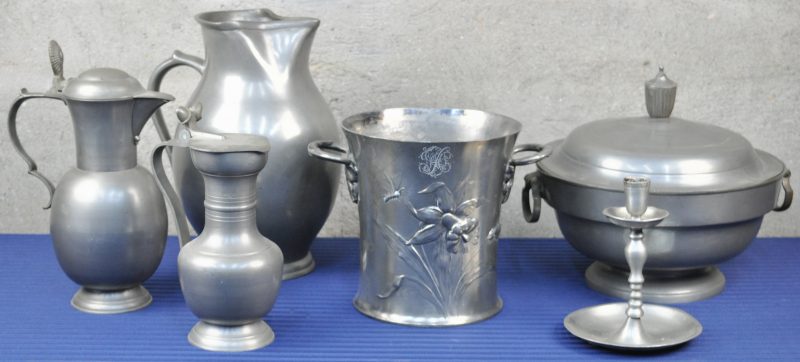 Lot tin bestaande uit een ijsemmer gedecoreerd met plantenmotief, een bowl, drie kannen en een kandelaartje.