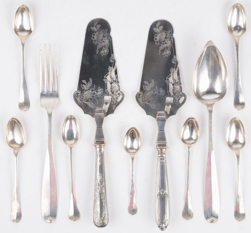 Een lot zilver waaronder zeven lepeltjes, twee taartscheppen en een vork en lepel met Belgische keuren. Delheid ± 1850.