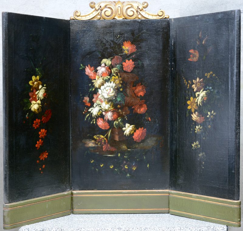 “Bloemenstilleven”. Een drieluik, olieverf op doek. Omstreeks 1900.
