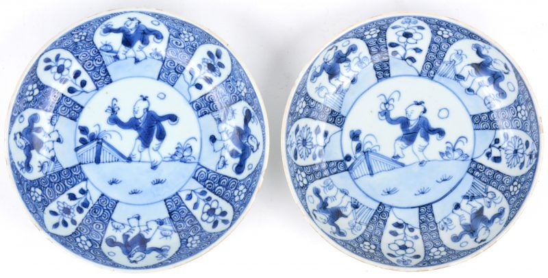 Een paar compoteschoteltjes van blauw en wit porselein. Onderaan gemerkt. China, tijdperk Kangxi. Beide met een haartje.