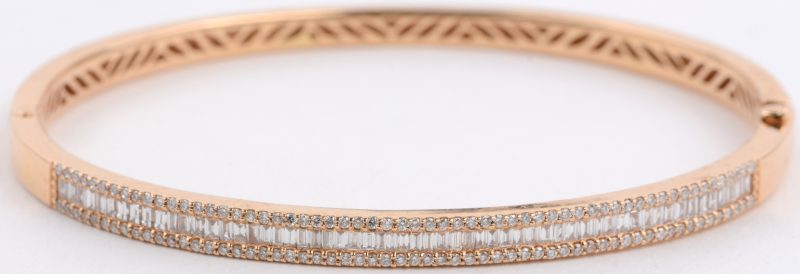 Een 18 karaats roze gouden armband bezet met diamanten en baguetten met een gezamenlijk gewicht van ± 1,25 ct.