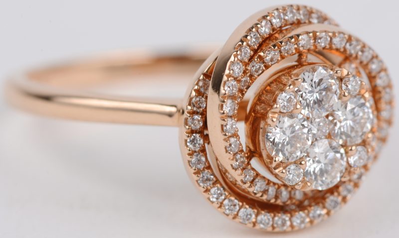 Een 18 karaats roze gouden ring bezet met diamanten in spiraalvorm met een gezamenlijk gewicht van ± 0,65 ct.