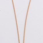 Een 18 karaats roze gouden ketting met hanger bezet met diamanten met een gezamenlijk gewicht van ± 0,85 ct.