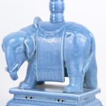 Paar Chinese blauwe olifanten. Klein letsel aan een slagtand.