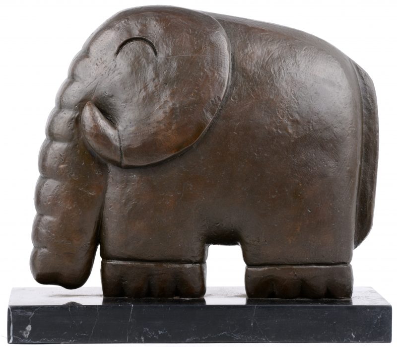 Bronzen olifant op zwart marmeren voet.