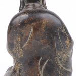 Bronzen beeld van Guanyin met een scepter.