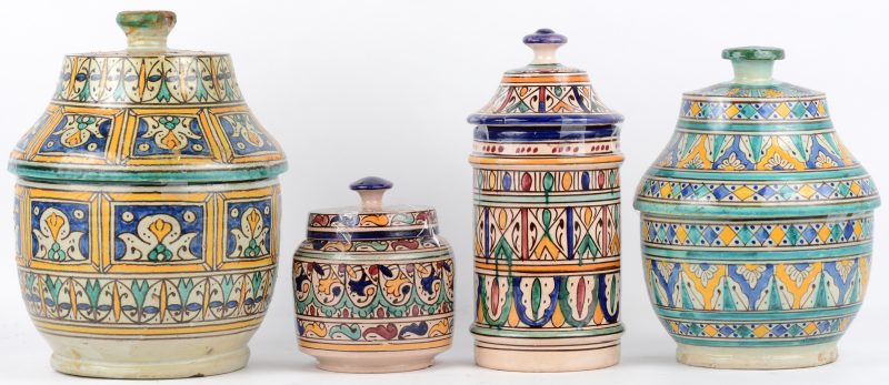 Vier gekleurde aardewerken potten.