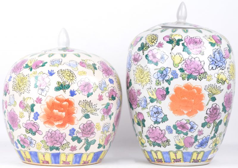 Twee gemberpotten van Chinees porselein met een meerkleurig decor van bloemen.
