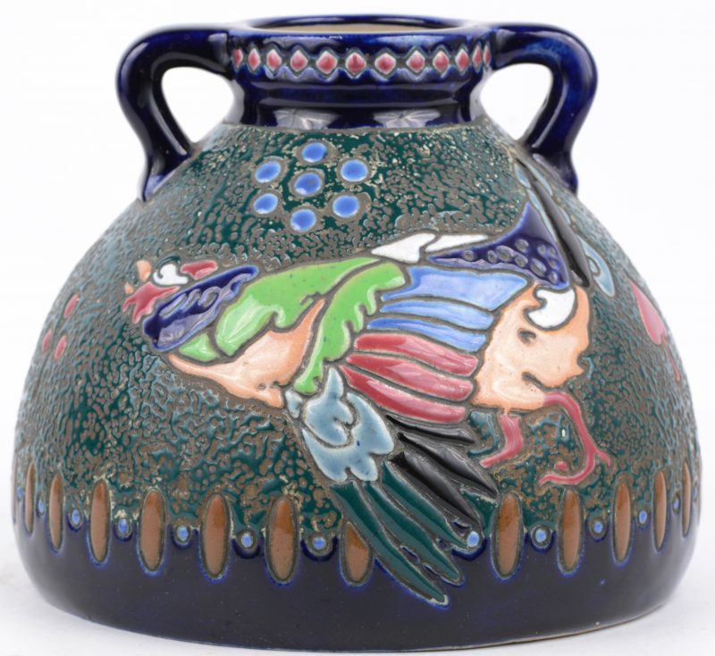 Een Amphora art deco vaas met een haan in het decor. Genummerd 786.