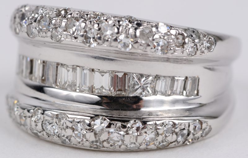 Een 18 karaats wit gouden ring bezet met diamanten en baguettes met een gezamenlijk gewicht van ± 1,10 ct.