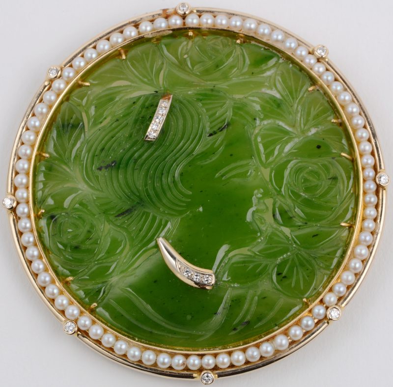Een 18 karaats geel gouden hanger en of broche van jade bezet met parels en diamanten met een gezamenlijk gewicht van ± 0,50 ct.