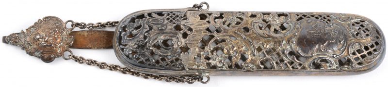 Een brillenetui van geäjoureerd zilver in barokke stijl. Duitsland, 800‰.