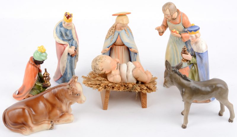 Acht kerstbeeldjes van meerkleurig porselein, waarbij Maria, St. Jozef, de os en Jezus uit de reeks van M.I. Hummel. Allen gemerkt.