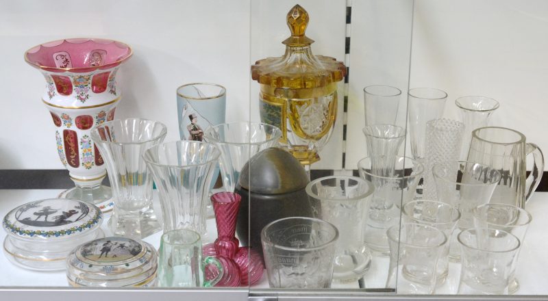 Een lot gekleurd en ongekleurd glas en kristal met vazen, glazen, doosjes enz. XIXe en XXste eeuw. Diverse letsels.