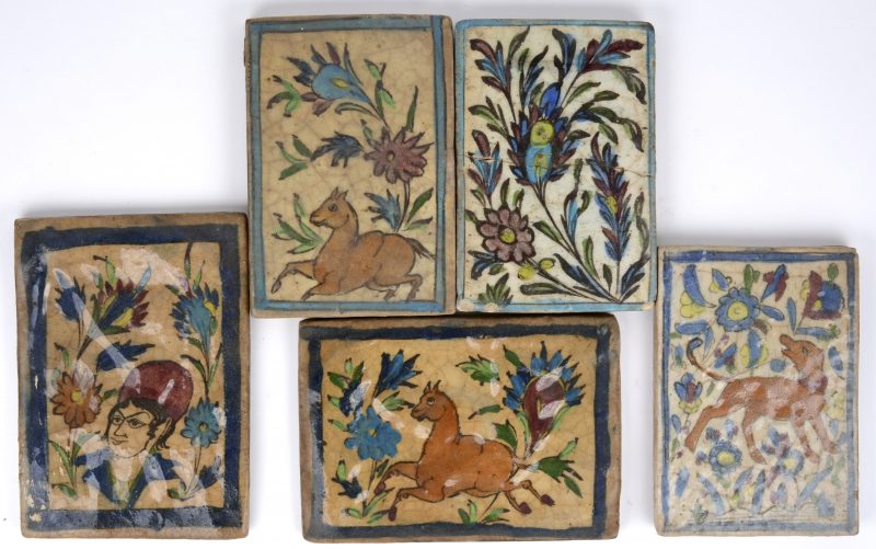 Vijf diverse tegels van polychroom aardewerk. Perzië, XIXde eeuw. Eén herstelling, enkele kleine letsels.