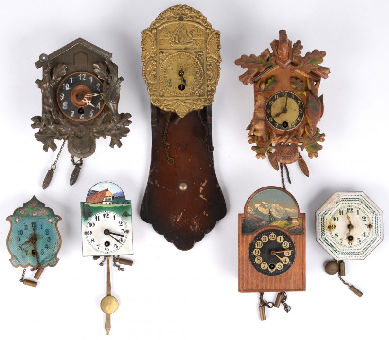 Zeven diverse miniatuurklokjes. Zwarte Wuld en andere, van hout, koper, email enz. XIXde en XXste eeuw.