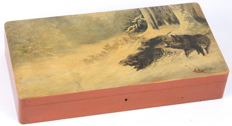Een gelakte doos. Deksel versierd met drie everzwijnen in een besneeuwd boslandschap. Gesigneerd R. Kaldenbach.