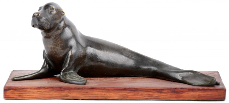 “Zeehond”. Bronzen beeldje op houten sokkel. Gesigneerd.