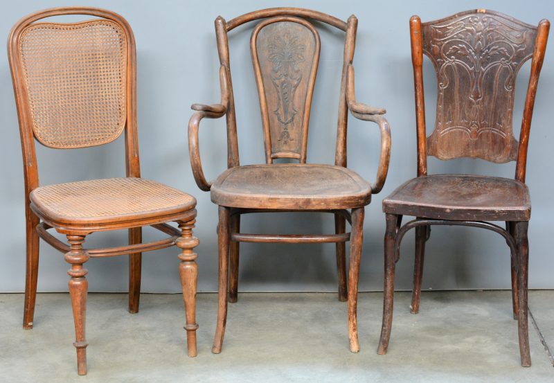 Drie diverse stoelen, gemerkt Kohn, Wenen. Omstreeks 1900. Enige slijtage.