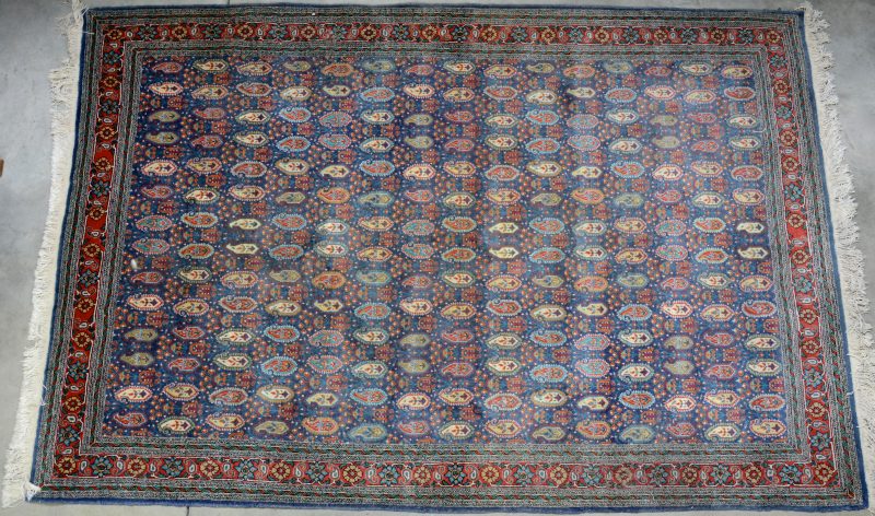 Perzisch tapijt van wol met boteh-motief. Handgeknoopt.