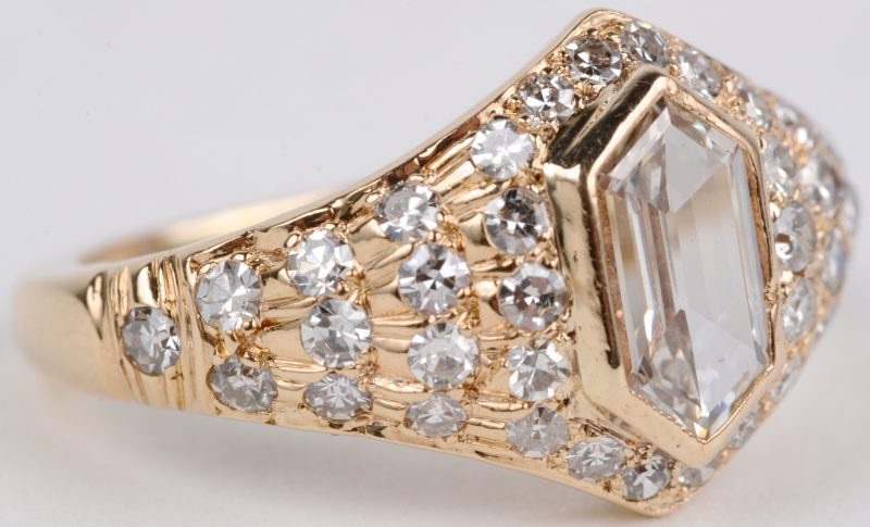 Een 18 karaats geel gouden ring bezet met diamanten en met één centrale diamant baguette met een gezamenlijk gewicht van ± 2,35 ct.