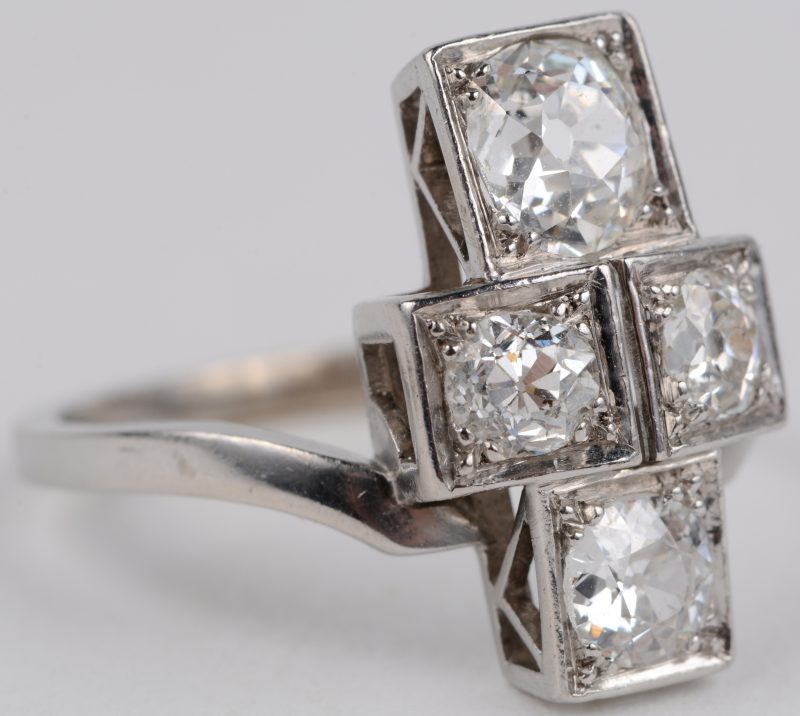 Een 18 karaats wit gouden ring bezet met diamanten met een gezamenlijk gewicht van ± 1,20 ct.