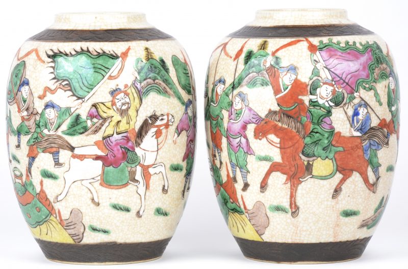 Een paar bolle vazen van Nanking aardewerk. Begin XXste eeuw.