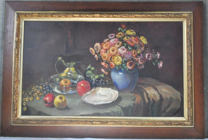 “Stilleven met bloemen en vruchten”. Olieverf op doek. Gesigneerd en gedateerd 1935.