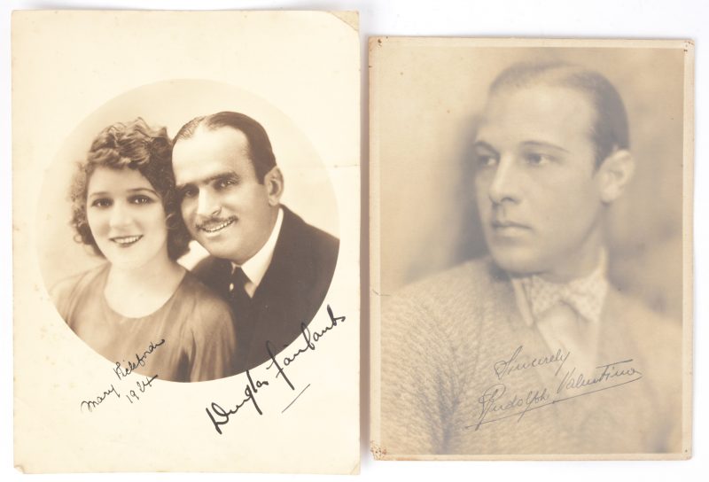 Twee gesigneerde oude foto’s, waarbij de eerste van acteur Rudolph Valentino en de andere van actrice Mary Pickford en  acteur Douglas Fairbanks uit 1924.