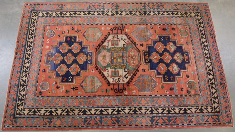 Een handgeknoopt Oosters tapijt van wol katoen.
