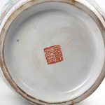 Een grote en een kleine vaas en een gemberpot van meerkleurig Chinees porselein met verschillende decors. Recent werk. Onderaan gemerkt.